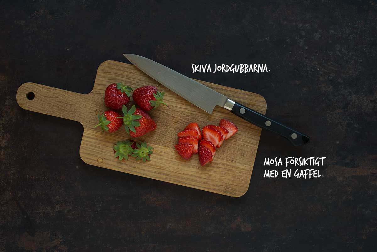 Recept: Glasspinnar med jordgubbar och kaksmulor