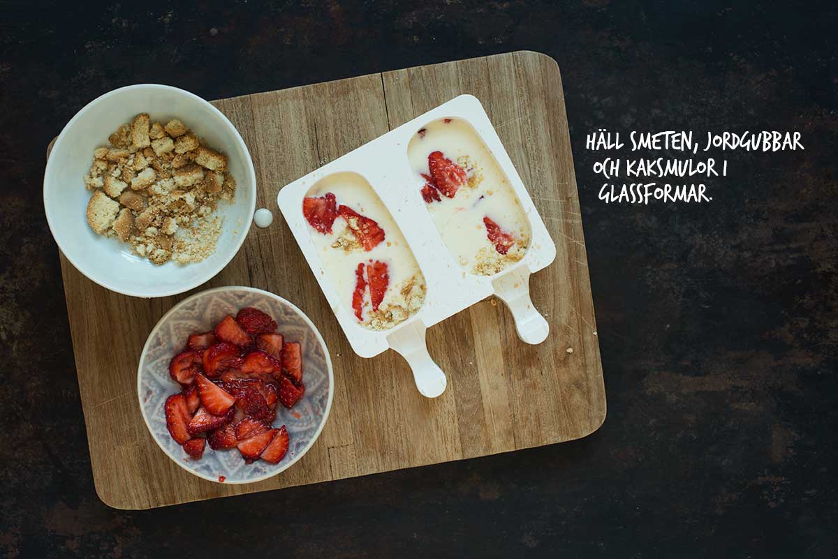 Recept: Glasspinnar med jordgubbar och kaksmulor
