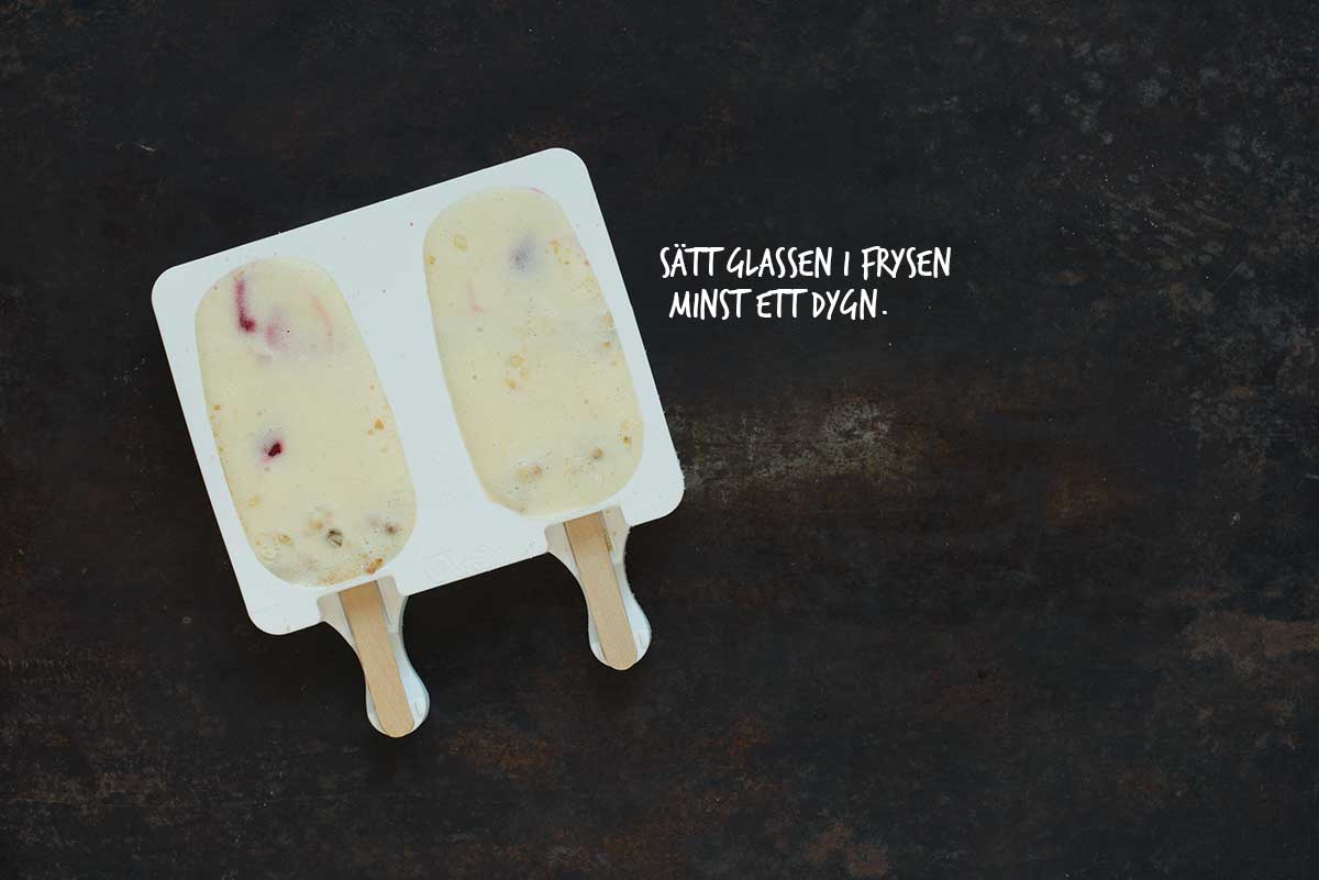 Recept: Glasspinnar med jordgubbar och kaksmulor