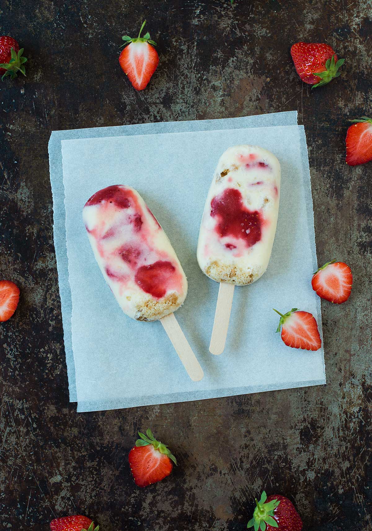 Recept: Glasspinnar med jordgubbar och kaksmulor