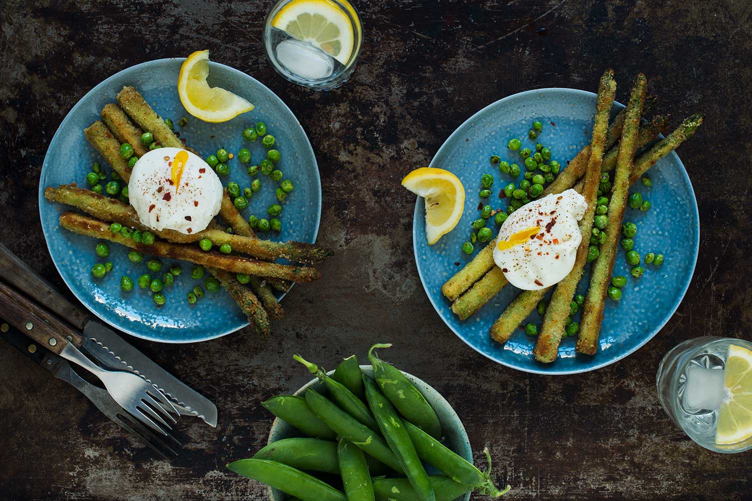 Recept: Panerad sparris med pocherat ägg och ärtor | Frk. Kräsen