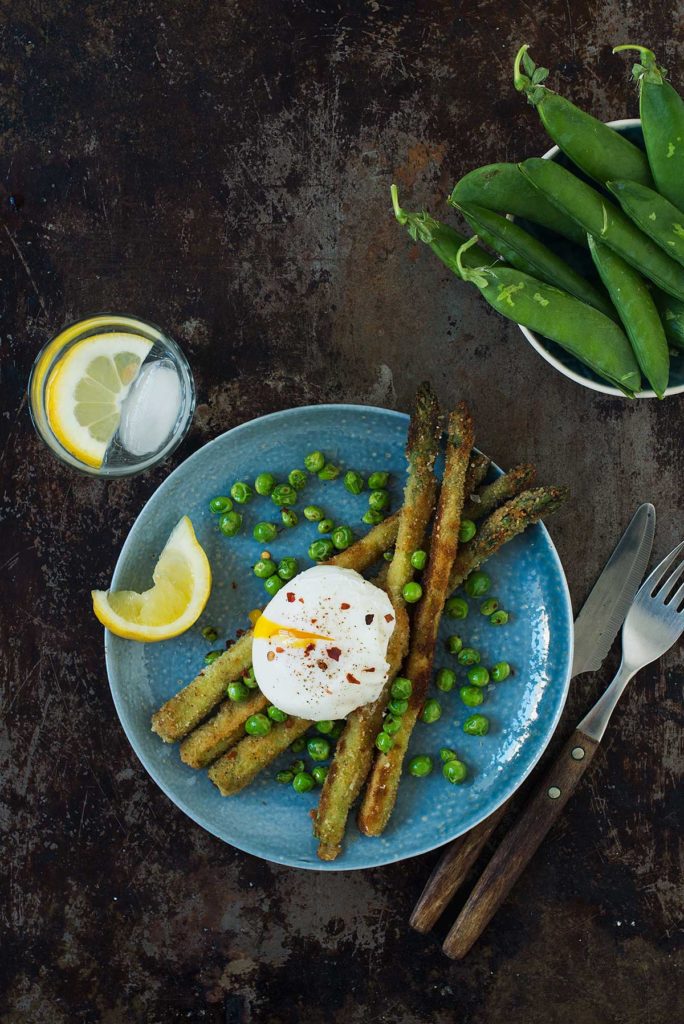 Recept: Panerad sparris med pocherat ägg och ärtor | Frk. Kräsen