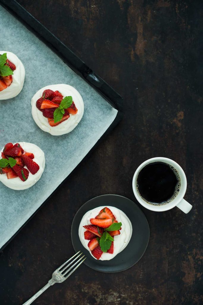 Recept: Mini-pavlova med jordgubbar och mynta | Frk. Kräsen