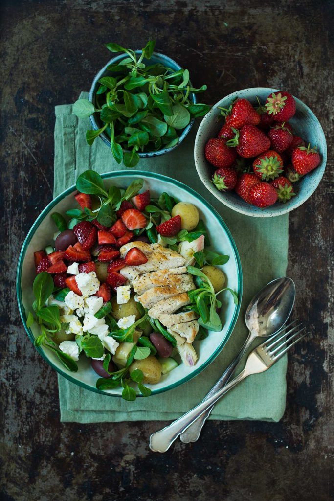 Recept: Kycklingsallad med potatis och jordgubbar | Frk. Kräsen