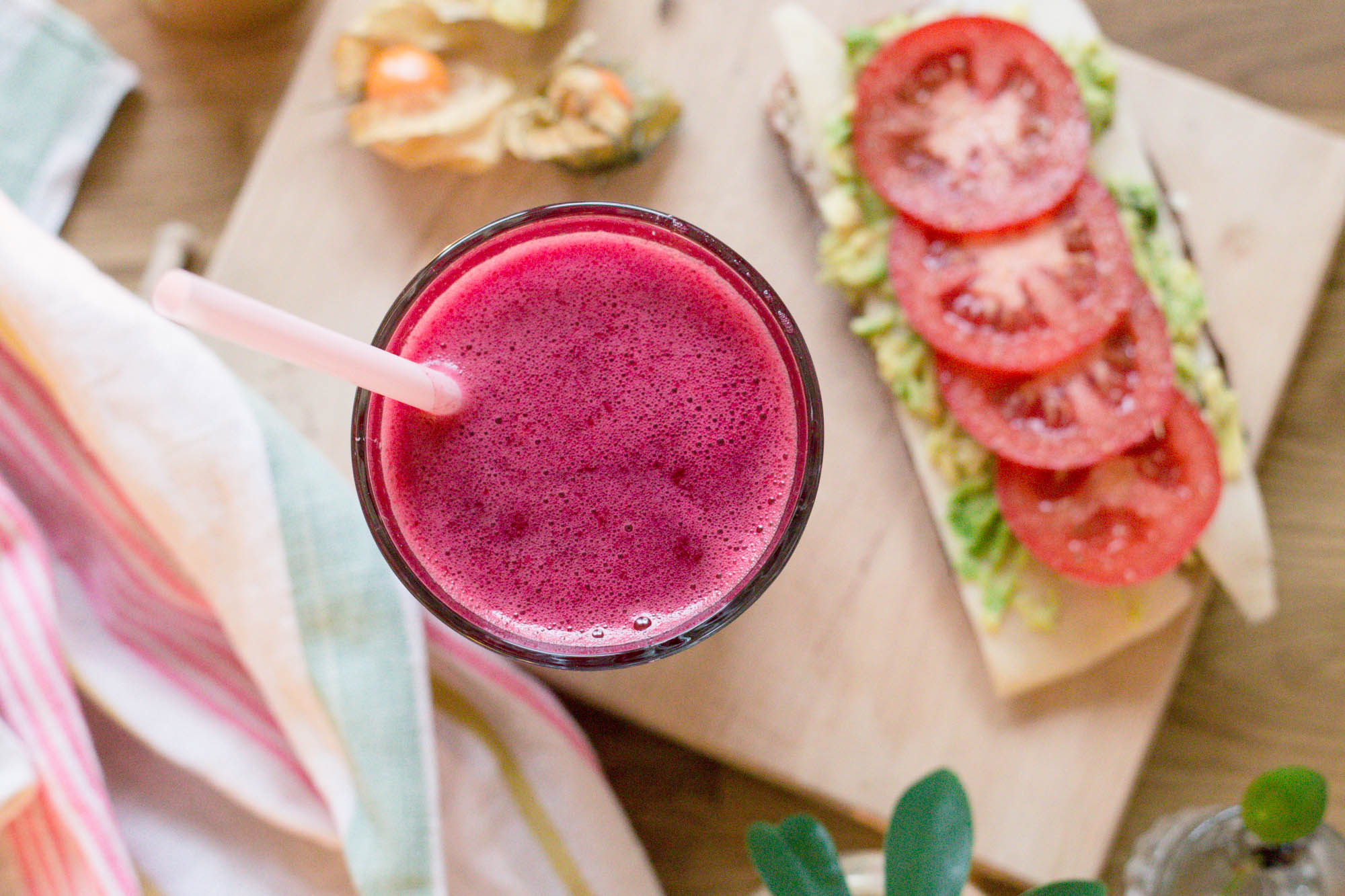 Rosa smoothie med rödbeta och lingon