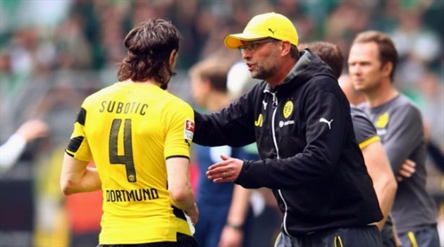 مدافع دورتموند يلمح لاقترابه من الانتقال لليفربول في يناير