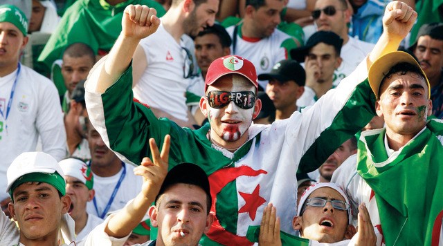 جماهير الجزائر تسخر من كوبر وتتمنى خسارة الفراعنة
