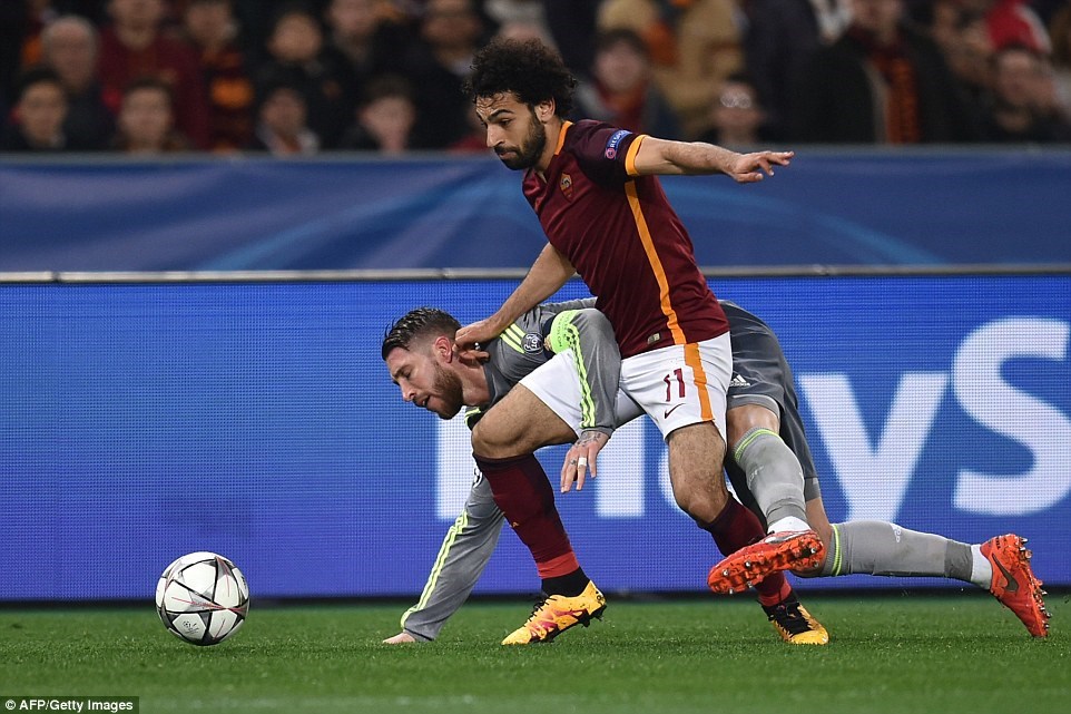 قائد منتخب اسبانيا السابق يكشف عن ميزة محمد صلاح