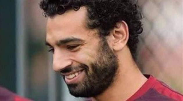 صلاح يوقع الاوتوجرافات لجماهير فريق روما