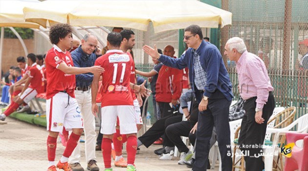 محمود طاهر يؤازر لاعبي الأهلي في مران الفريق