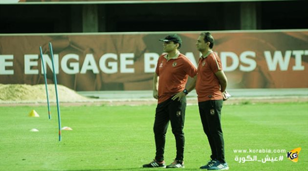 جلسة طويلة بين البدري ولاعب الأهلي "المستبعد من مباراة المقاصة"