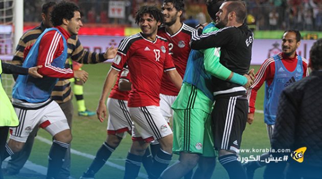 كوبر يحتفل بالنني وجابر خلال معسكر الفراعنة