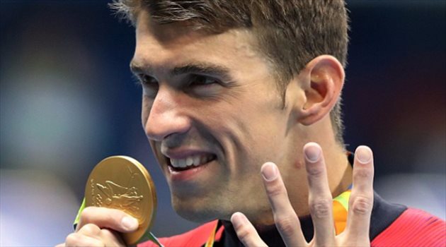 مايكل فيليبس يدخل في سباق مع قرش أبيض