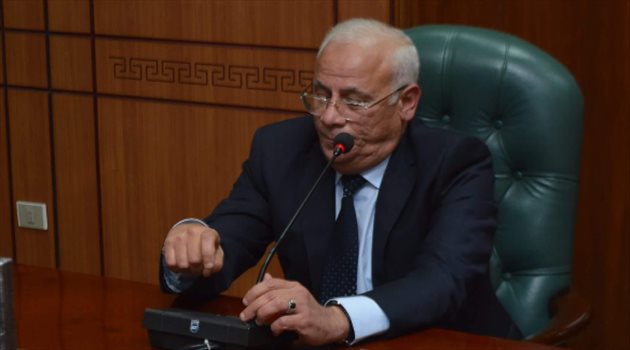 محافظ بورسعيد يجتمع بالنائب العام للإفراج عن مشجعي المصري