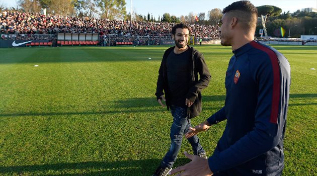 صلاح يظهر للمرة الأول مع روما في استقبال أسطوري من الجماهير بعد الديربي