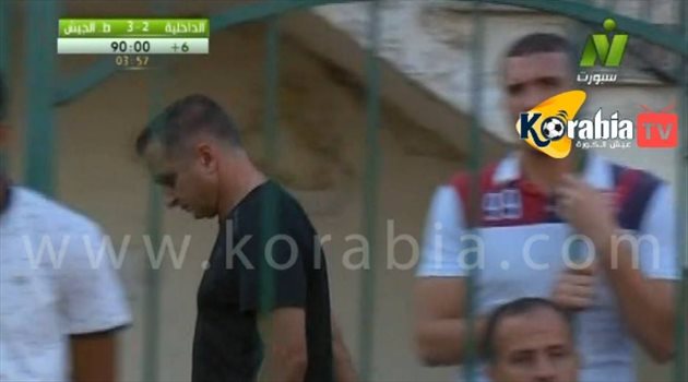 مدرب الداخلية يرتدي عباءة مورينيو.. ويغادر المباراة قبل نهايتها