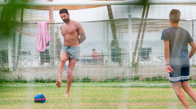 بوفون يلعب الكرة مع الاطفال ع الشاطئ