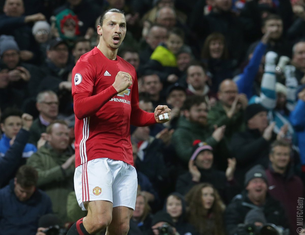 إبراهيموفيتش يتوج تألقه مع يونايتد بجائزة أفضل لاعب في الدوري الإنجليزي