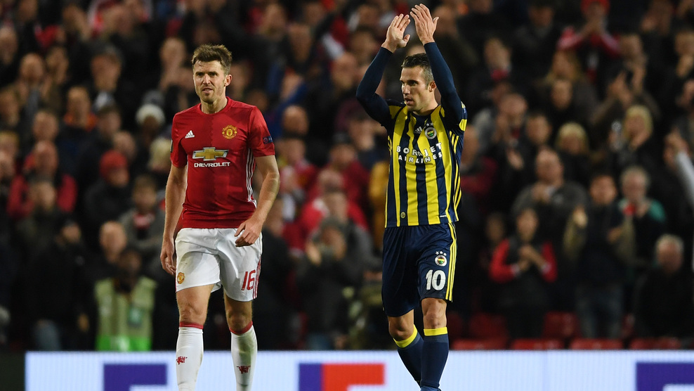 فان بيرسي يقترب من الانضمام للأهلي الإماراتي