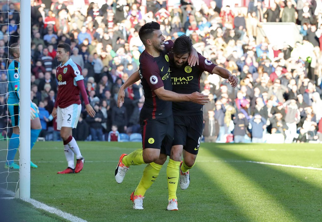 أجويرو يقود السيتي لصدارة الدوري الإنجليزي بهدفين في بيرنلي