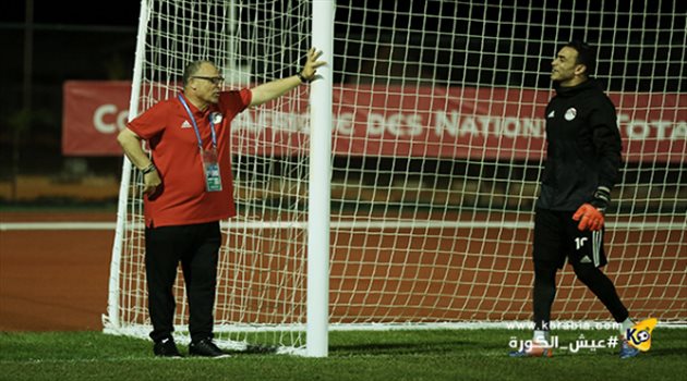 أبو ريدة ومحمد كامل يضغطان على رئيس "كاف" فى سويسرا لإنهاء أزمة البث