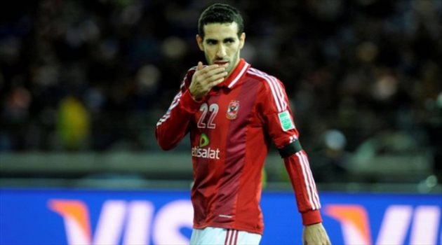 لاعبو الأهلي يحضرون عزاء والد أبو تريكة