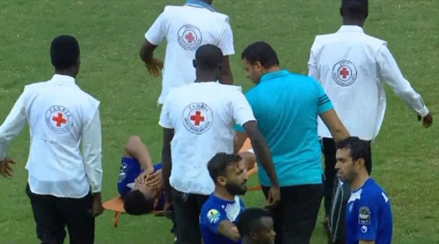 لقطة غريبة.. لاعب سموحة يصاب ويخرج على نقالة "مرتين"