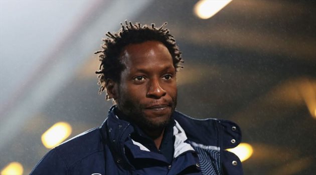 توتنهام يعلن وفاة مدربه ومدافع انجلترا السابق متأثرا بازمة قلبية