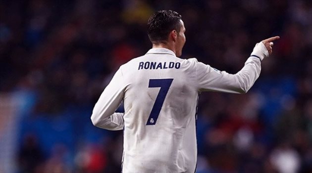 ريال مدريد يقبل هدية برشلونة ويبتعد بالصدارة بثلاثية في سوسيداد