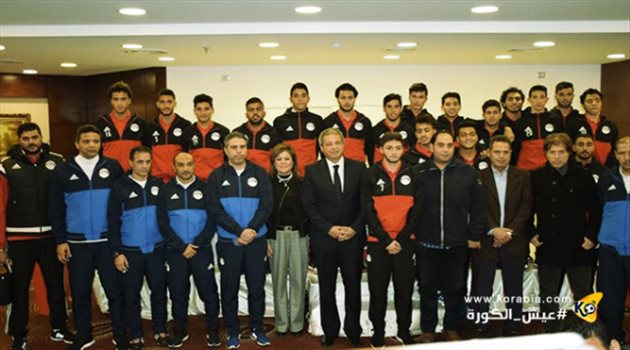 وزير الرياضة يجتمع بلاعبي منتخب الشباب قبل السفر إلى زامبيا
