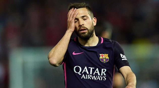 كوارث التحكيم مستمرة.. ركلتي جزاء "وهميتين" لبرشلونة وهدف "تسلل" لريال مدريد