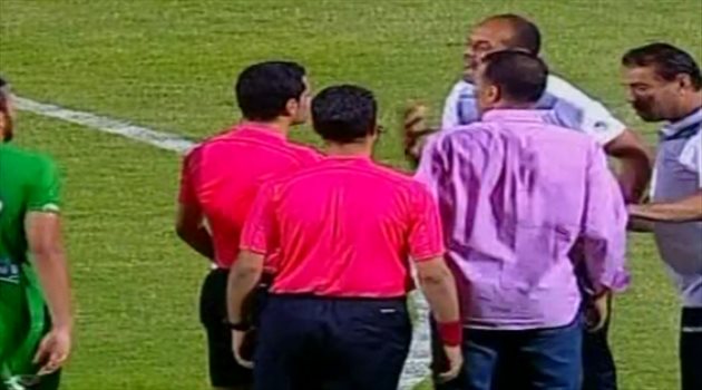 "ركلة حرة" تثير مشادة بين النحاس وحكم مباراة أسوان والشرقية
