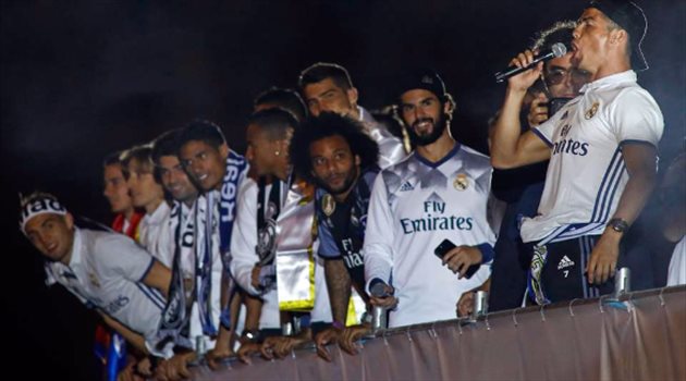 لاعبو ريال مدريد يسبون نجم برشلونة خلال احتفالات التتويج