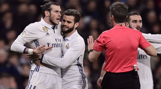 ريال مدريد ينجو بأعجوبة من السقوط أمام بالماس ويهدي الصدارة لبرشلونة