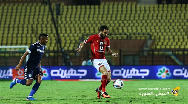 بعد استبعاده من القائمة .. معلول يجتمع بمدرب الأهلي لـ "حسم الرحيل"