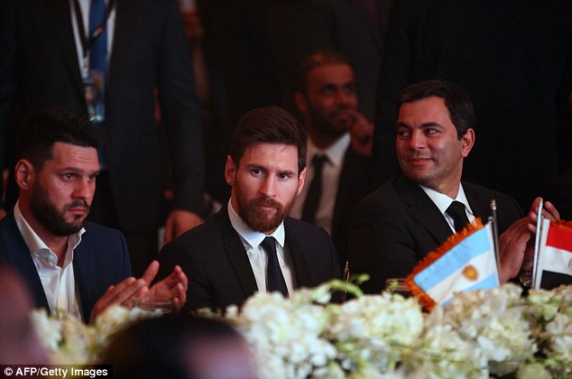 الصحف العالمية.. ميسي يهرب من مشاكل برشلونة ليحتل مصر ويستقبل بنشيد كاتلونيا