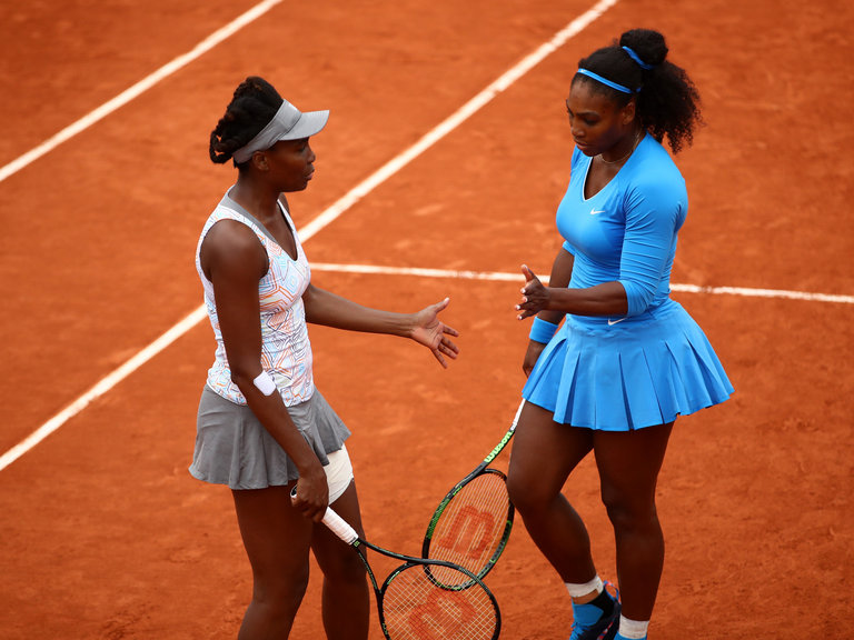 سيرينا وليامز تصعد لنهائي أستراليا المفتوحة وتلاقي شقيقتها الكبرى فينوس