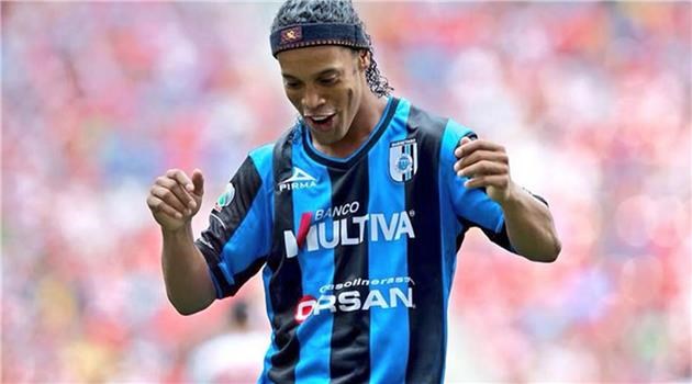 رونالدينيو يستعيد بريقه ويسجل خماسية بعد غياب طويل عن الملاعب