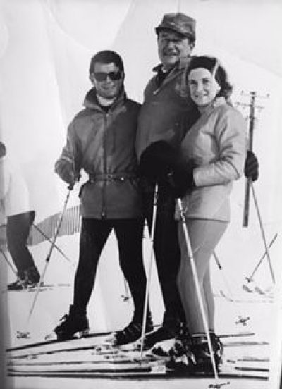 Die Kitzbüheler Ruth Perry-List (re.) und Heinz Achhorner (li.), Skilehrer von John Wayne (mi.) Die Kitzbüheler Ruth Perry-List (re.) und Heinz Achhorner (li.), Skilehrer von John Wayne (mi.)