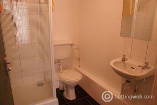 Bed 1 ensuite.jpg