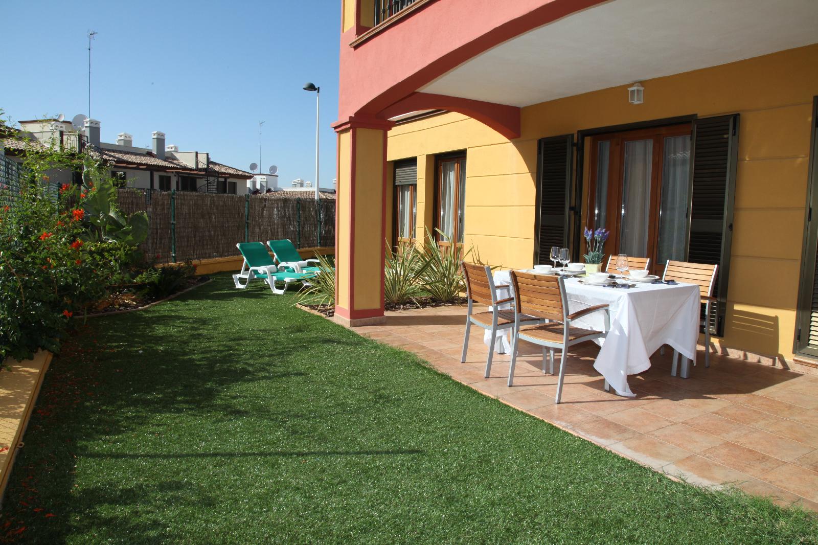 Conjunto Residencial Las Encinas by Costaluz Apartamentos