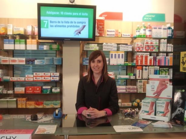 Detrás de la farmacia