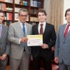 Laureano Álvarez-Rementería y el ganador de la 1ª edición de la Beca de la Fundación Rementería  - Clínica Rementería