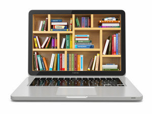 Laptop med E-learning, biblioteksbokhylla på skärmen