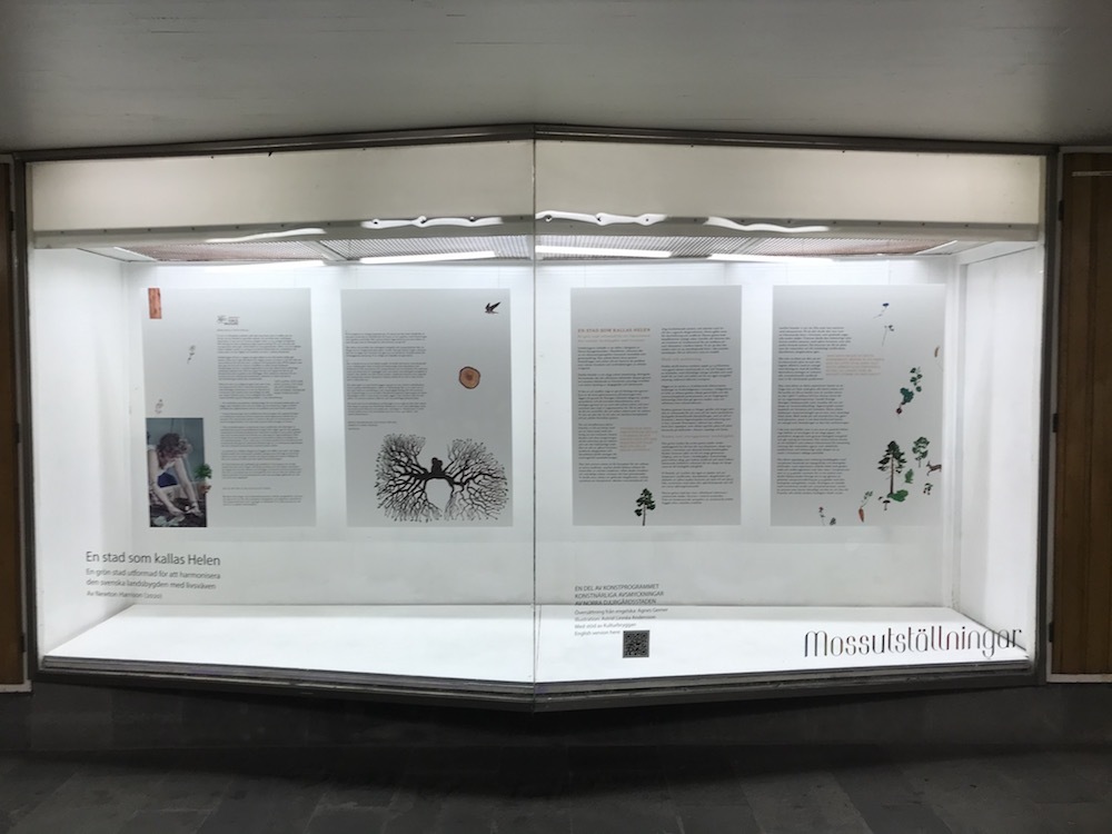 Installationen av En stad som kallas Helen i Gärdesgången.