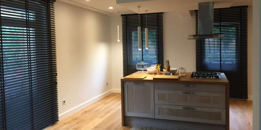 czarne żaluzje drewniane w kuchni z wyspą