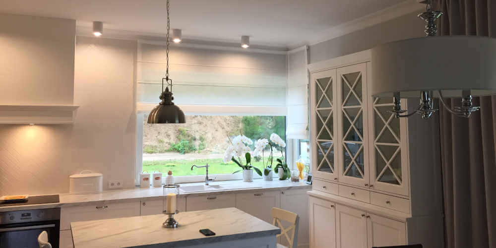 rolety rzymskie w jasnej kuchni