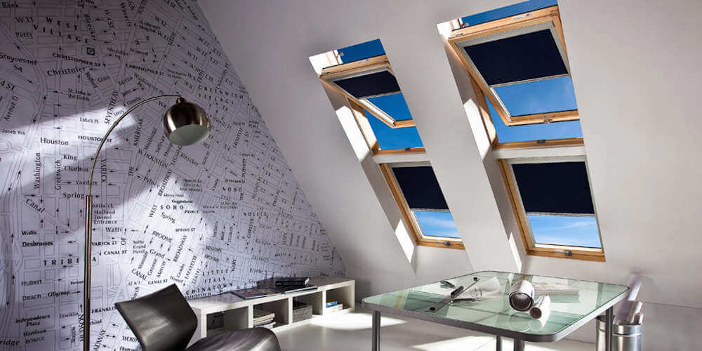 rolety dachowe na kilku oknach