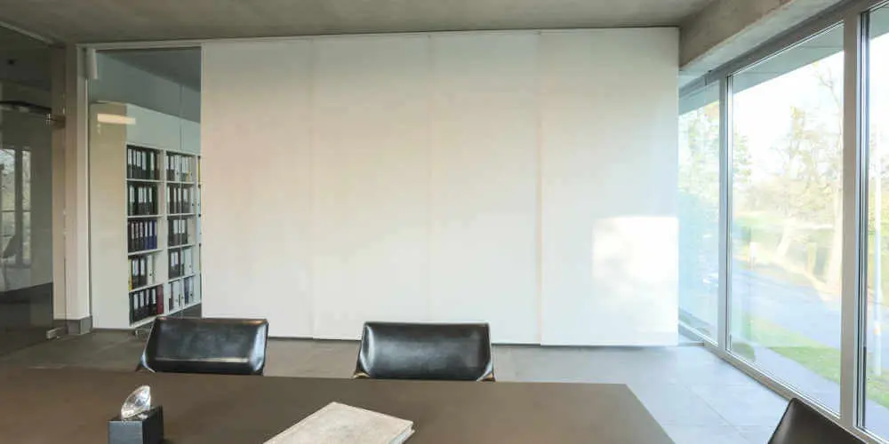 panel track w salonie