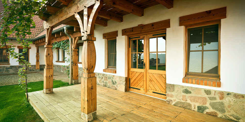 moskitiery na brązowych oknach